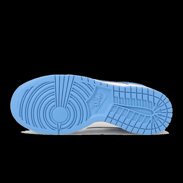 Lichtblauwe Nike Dunk Low Sail Coast sneakers met een gedetailleerd en ergonomisch zoolontwerp