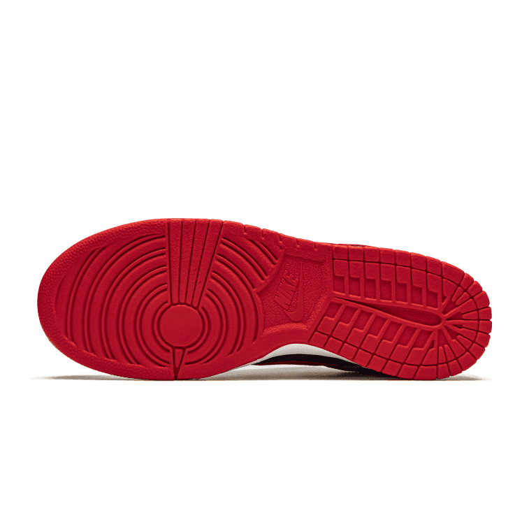Rood Nike Dunk Low Samba (2020) sneakers op een groene achtergrond