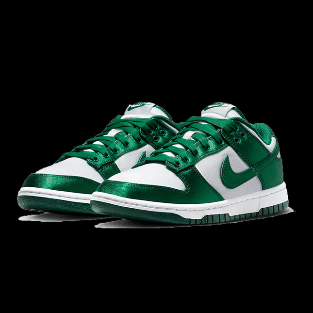 Nike Dunk Low Satin Green - Exclusieve groene sneakers met witte details op een groene achtergrond. Deze sportieve schoenen zijn perfect voor trendsettende looks.