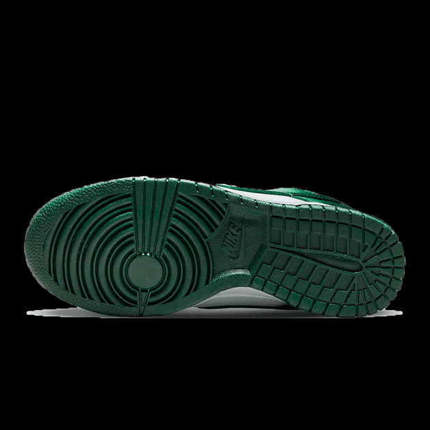 Groene Nike Dunk Low Satin sneakers met gedetailleerde zoolpatroon en contrasterende accenten