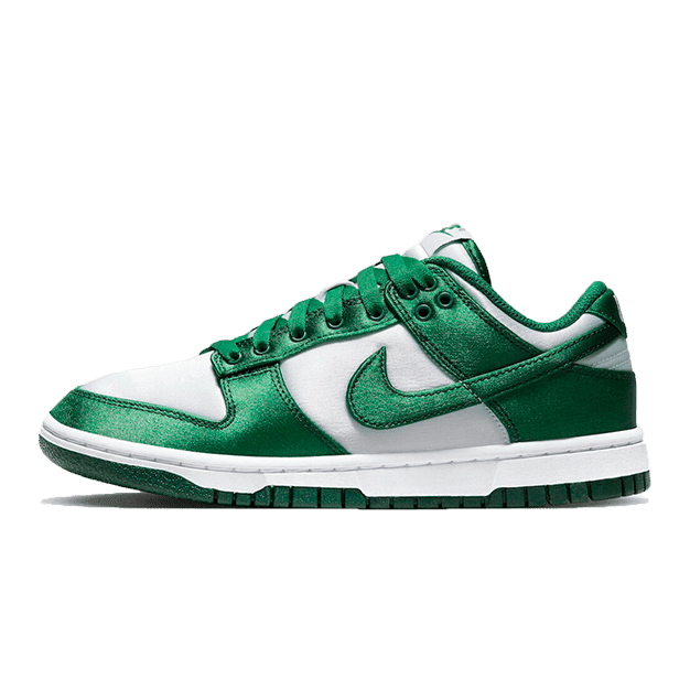 Groene Nike Dunk Low Satin sneakers met witte details, geschikt voor dagelijkse activiteiten en mode.