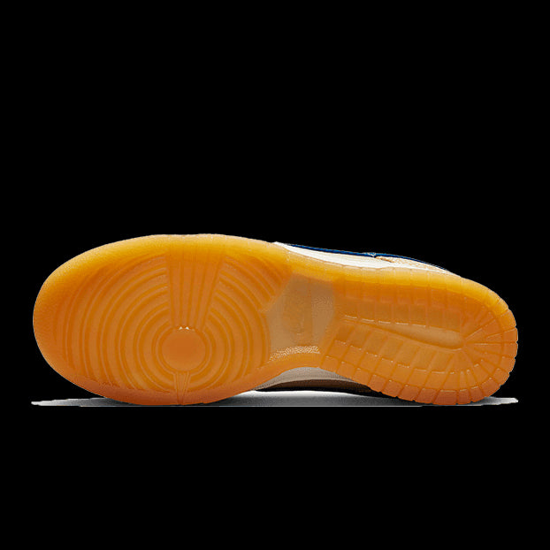 Oranje Nike Dunk Low Sesame sneaker met geribde rubberen zool op groene achtergrond