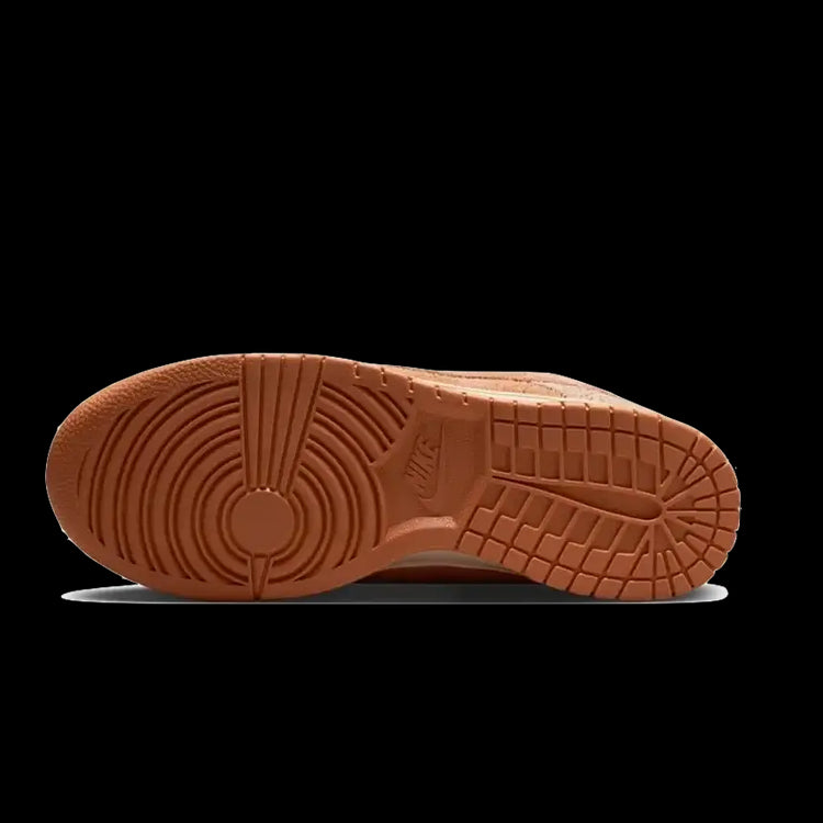 Elegante Nike Dunk Low Shimmer sneakers in een bruin verbrandingskleurenontwerp op een zwarte achtergrond.