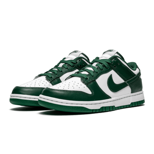 Strakke Nike Dunk Low Spartan Green sneakers op een effen groene achtergrond. De sneakers hebben een witte zool en witte accenten, met het kenmerkende Nike-logo op de zijkant. Deze sportieve, klassieke sneakers zijn een must-have voor elke sneakercollectie.