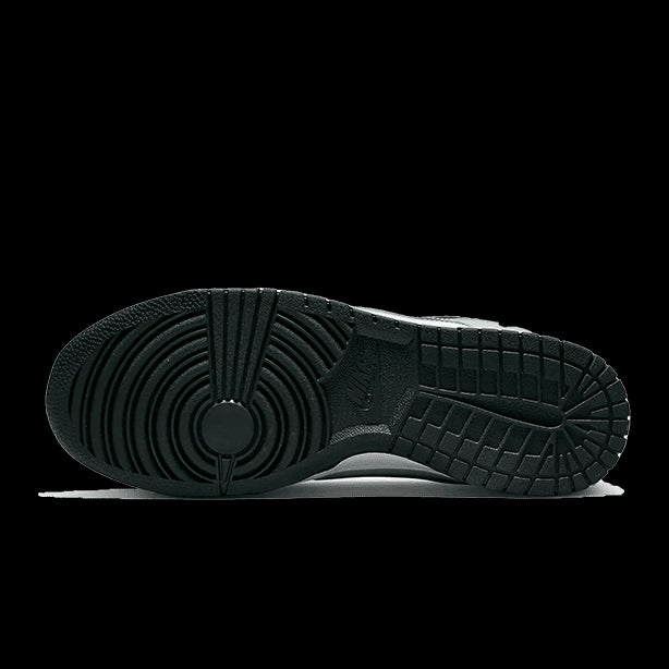 Zwarte Nike Dunk Low Stencil Swoosh-sneakers met opvallende zooldetails en kenmerkend Nike-logo