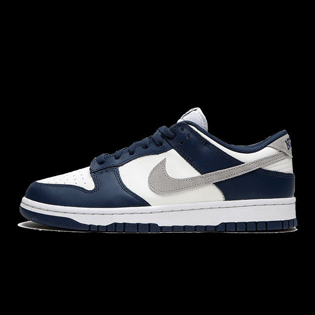 Moderne sneakers Nike Dunk Low Summit in wit en marineblauw. Het stijlvolle ontwerp met contrasterende kleuren en de iconic Nike swoosh logo maken deze schoen tot een echte klassieker.
