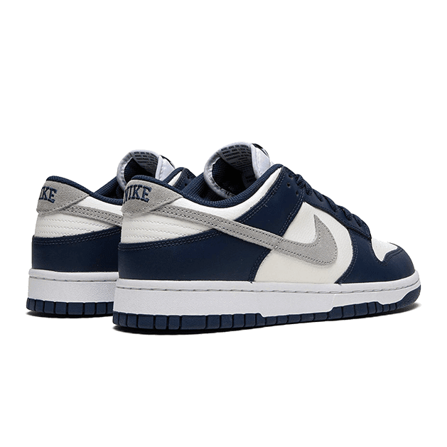 Elegante Nike Dunk Low Summit White Midnight Navy sneakers, prachtig ontworpen met een wit, marineblauw en grijskleurig design. Deze sportieve schoenen zijn de perfecte keuze voor wie houdt van modieuze en comfortabele sneakers.