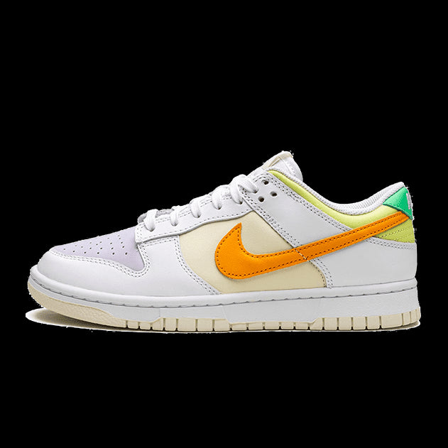 Sneakers Nike Dunk Low Sundial met gele en oranje accenten op een witte basis. Klassiek sneakersontwerp met de herkenbare Nike swoosh op de zijkant.
