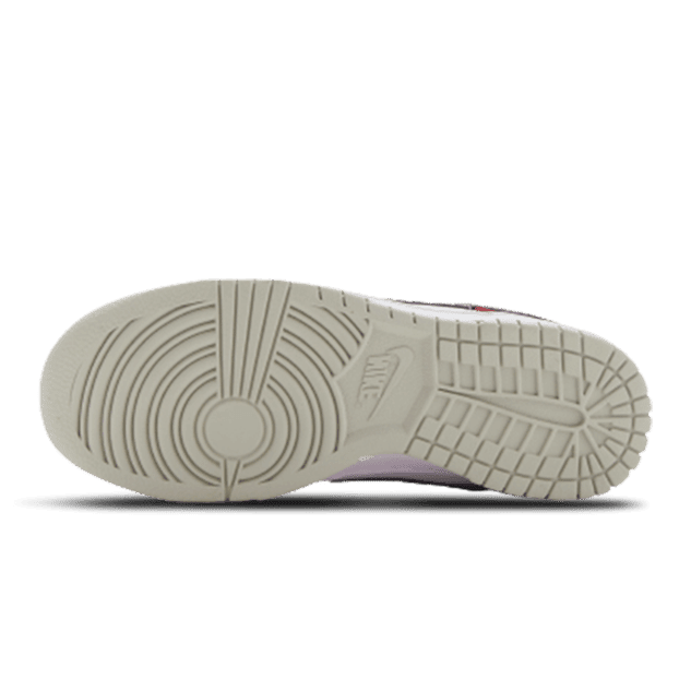 Nike Dunk Low Tartan Plaid sneakers op een witte achtergrond. Dit paar heeft een opvallend ruitpatroon en een stevige, ribbelzool voor uitstekende grip.