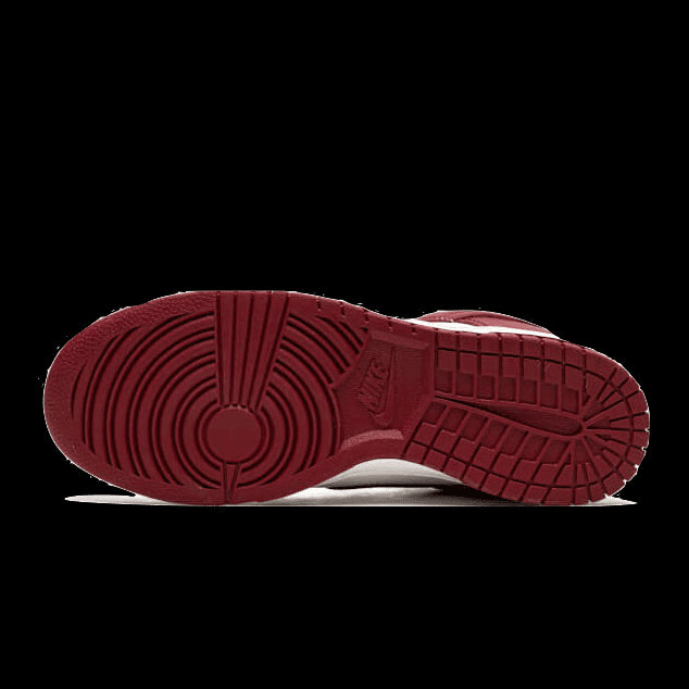 Nike Dunk Low Team Red sneakers met een opvallende rode zool en een gedetailleerd ontwerp