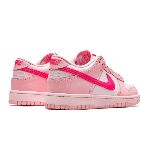 Roze Nike Dunk Low sneakers met Barbie-achtige stijl, gemaakt van hoogwaardige materialen en voorzien van het bekende Nike-logo voor een luxueuze en trendy look.
