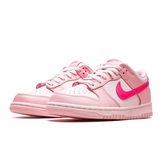 Roze Nike Dunk Low sneakers met Barbie-stijl