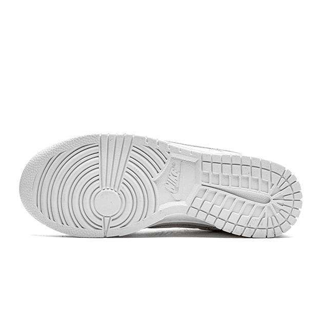 Witte Nike Dunk Low sneakers met gedetailleerde zoolconstructie