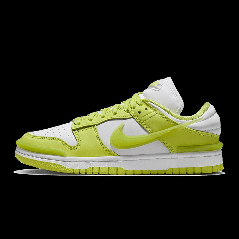 Lichtgroene en witte Nike Dunk Low Twist Lemon Twist sneakers op effen groene achtergrond.