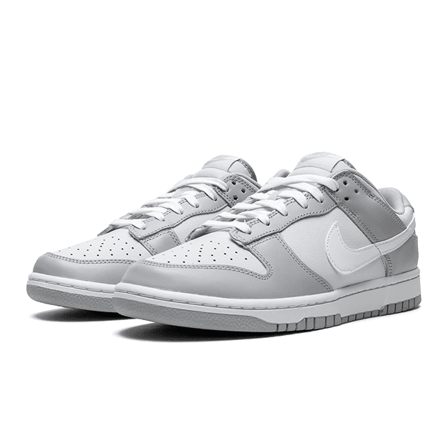 Nike Dunk Low Two Tone Grey - Stijlvolle sneakers met grijs en wit kleurenschema, perfect voor casual en sportieve looks.
