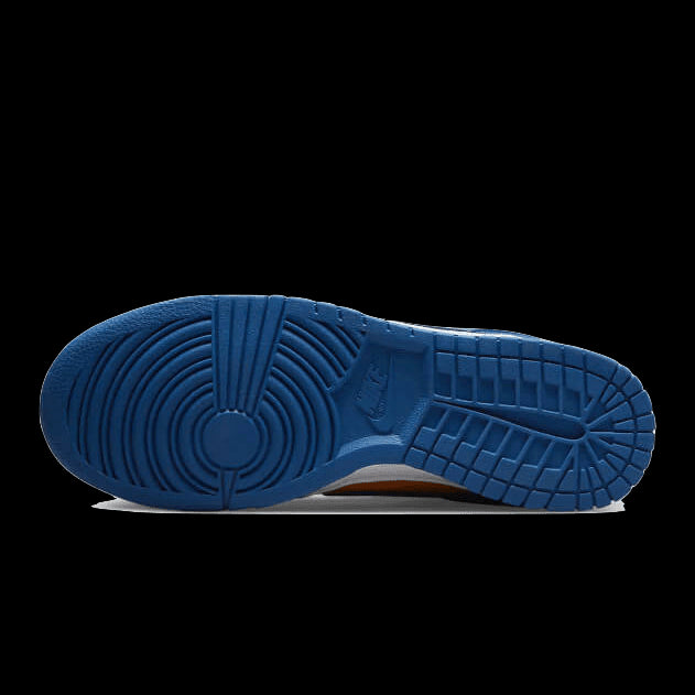 Blauwe Nike Dunk Low UCLA sneakers met geribbelde rubberen zool en klassieke ucla-stijl.