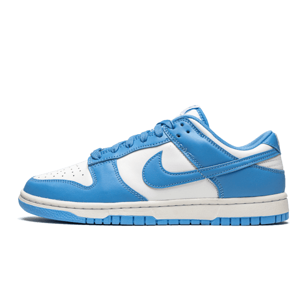 Nike Dunk Low UNC - Klassiek sneakerprofiel in blauw en wit met opvallende Nike-branding