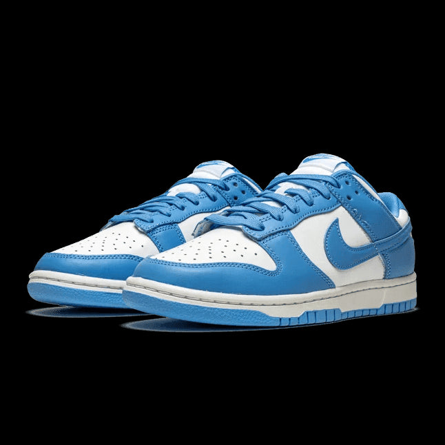 Blauwe Nike Dunk Low UNC sneakers op eenvoudige achtergrond