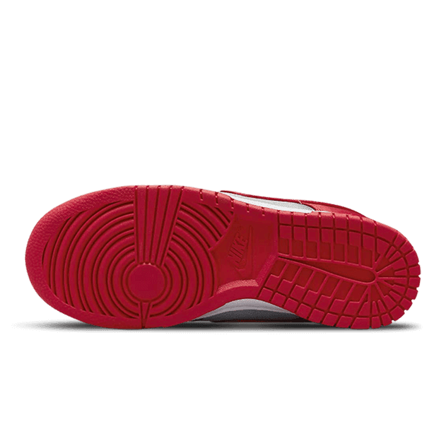 Rode Nike Dunk Low UNLV Satin sneakers op groene achtergrond