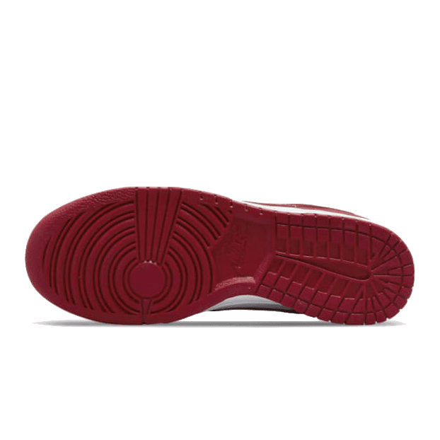 Rode Nike Dunk Low USC sneakers met een geribd zoolpatroon en een elegante design