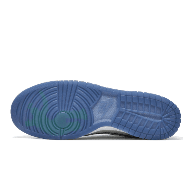 Blauwe Nike Dunk Low Union Passport Pack Pistachio sneaker met een duurzame, geribbelde zool op een groene achtergrond.