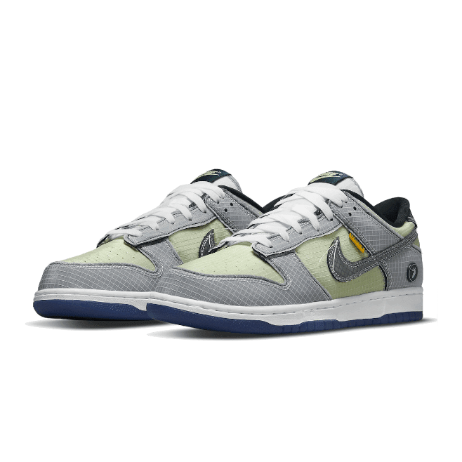 Retro Nike Dunk Low Union Passport Pack sneakers in pistachio kleur op groene achtergrond
