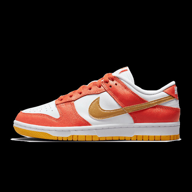 Oranje, witte en gouden Nike Dunk Low sneakers met een stijlvolle, kleurrijke uitstraling