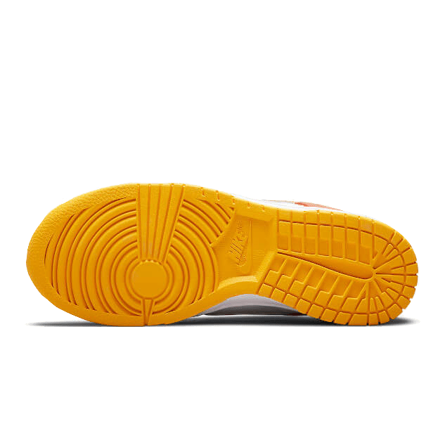 Gouden Nike Dunk Low sneakers met opvallend gekleurde zool