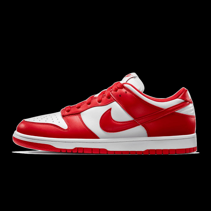 Rode Nike Dunk Low University sneakers, met een wit en rood design, geplaatst op een effen achtergrond.