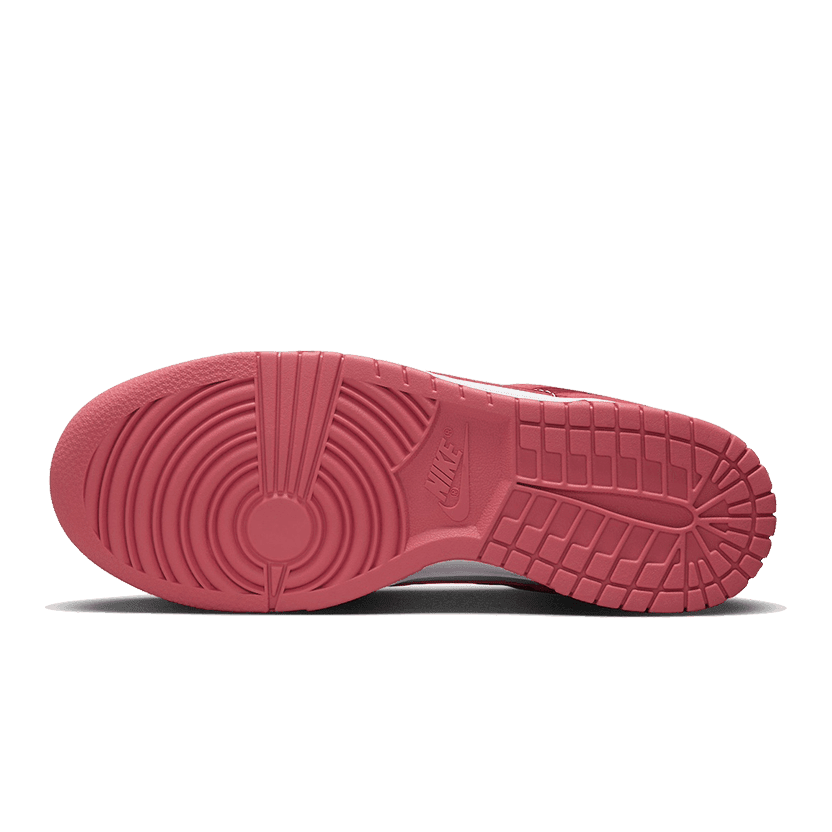 Sneakers van Nike Dunk Low in een opvallende Valentine's Day-kleur, met een rode rubberen zool en een glimmende afwerking voor een stijlvolle uitstraling.