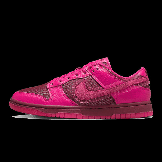 Roze Nike Dunk Low Valentijnsdag (2022) sneakers tegen een groene achtergrond