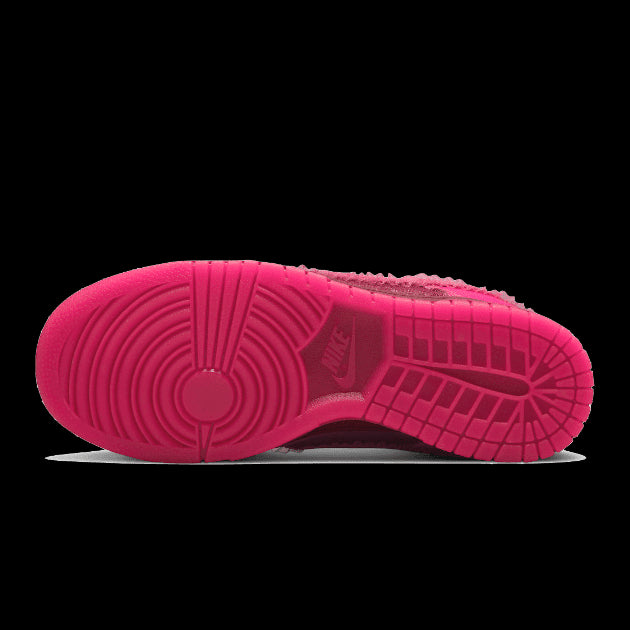 Roze Nike Dunk Low Valentines Day (2022) sneakers met opvallende zool.