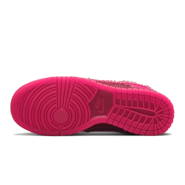 Roze Nike Dunk Low Valentines Day (2022) sneakers met opvallende zool.