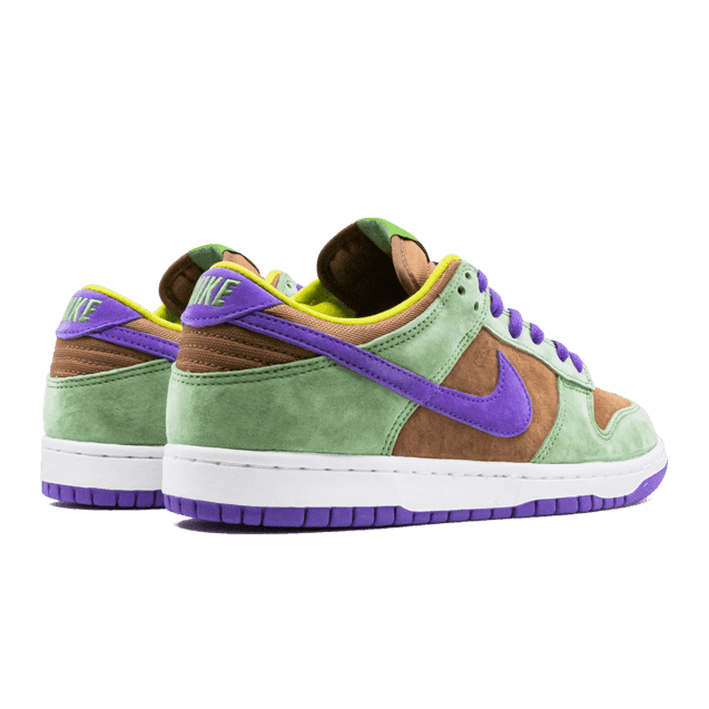 Nike Dunk Low Veneer (2020) sneakers op groene achtergrond
