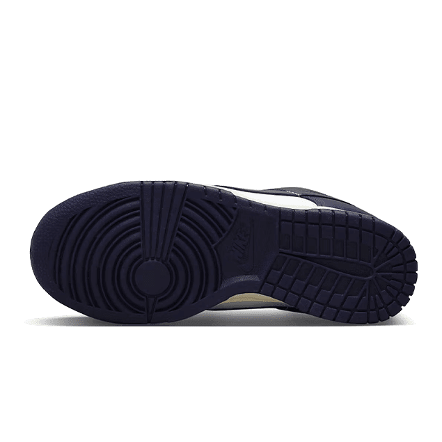 Klassieke Nike Dunk Low Vintage Navy sneakers met een zwarte, gerimpelde zool voor optimaal comfort en grip.