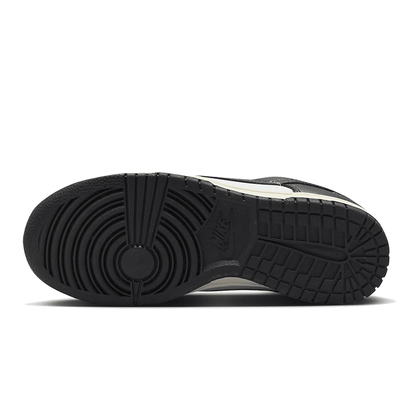 Zwarte Nike Dunk Low Vintage Panda sneakers met een opvallende profielzool