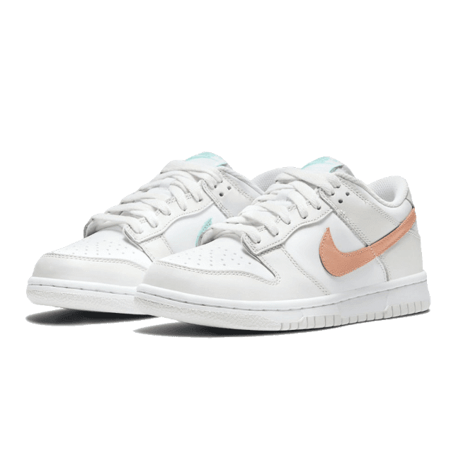 Nike Dunk Low White Bone Peach Aqua sneakers op een witte achtergrond