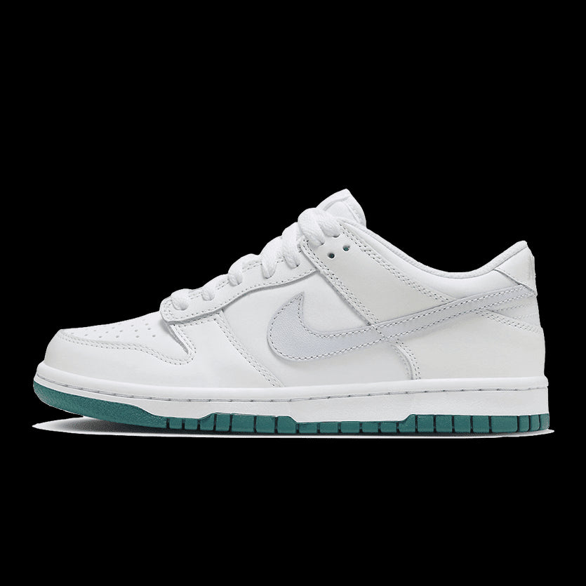 Witte Nike Dunk Low sneakers met grijze en zeegroene accenten. De schoenen zijn geplaatst op een lichte achtergrond, waardoor hun minimalistische ontwerp goed tot zijn recht komt.