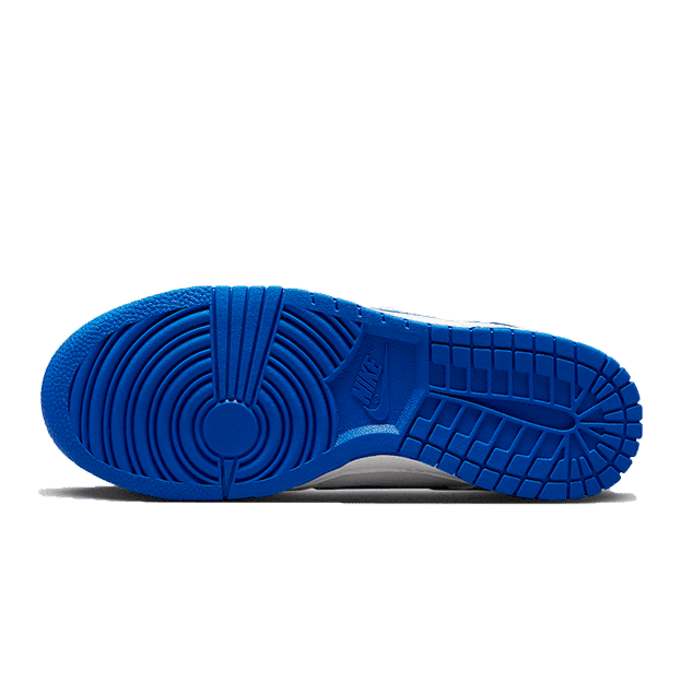 Blauwe Nike Dunk Low sneakers met een opvallende zool en unieke textuur, perfect voor een stedelijke, sportieve stijl.