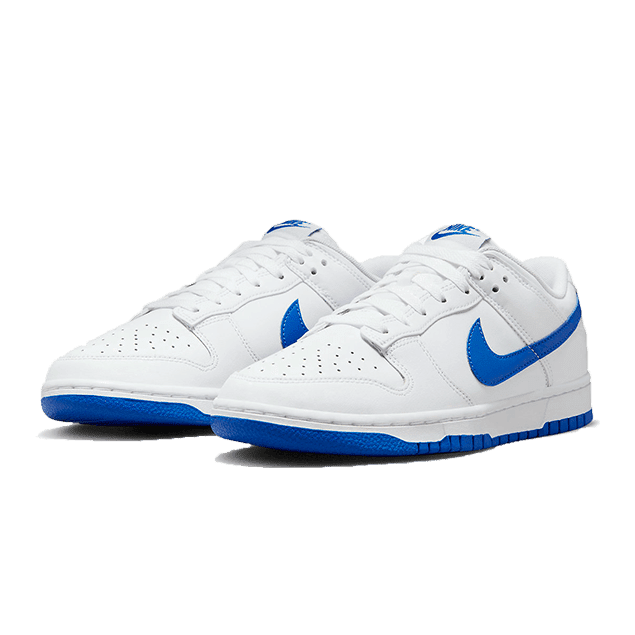 Witte Nike Dunk Low sneakers met blauwe accenten