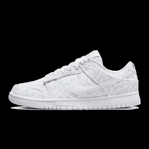 Nike Dunk Low White Paisley - Stijlvolle, klassieke sneakers met een opvallend paisley-patroon tegen een witte achtergrond. Deze schoenen zijn een must-have voor de ultieme sneakerliefhebber.