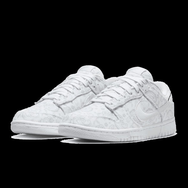 Witte Nike Dunk Low sneakers met paisley-design
