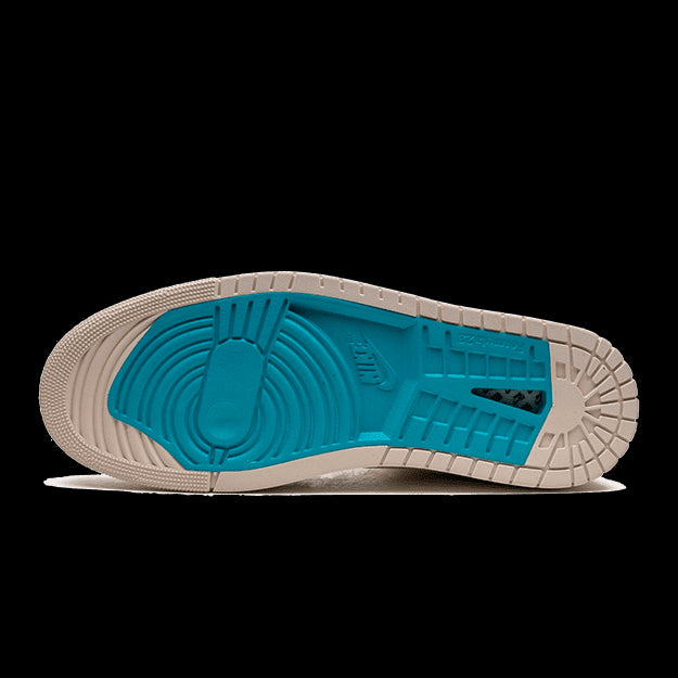 Elegante Nike Air Jordan 1 High Zoom CMFT 2 sneakers in een mooie lichtbruine kleur met een opvallende blauwe zool