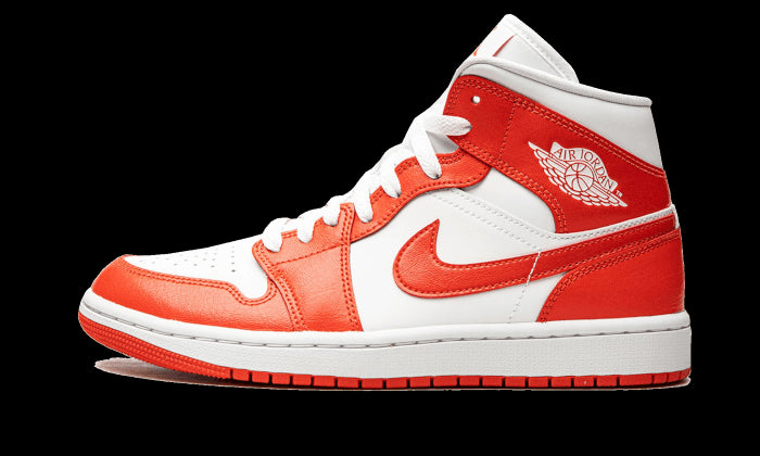 Stijlvolle Air Jordan 1 Mid Syracuse sneakers van Nike. Opvallende rode en witte kleuren, met het iconische Nike-logo op de zijkant. Deze sportieve schoenen bieden uitstekende ondersteuning en duurzaamheid voor jouw dagelijkse look.