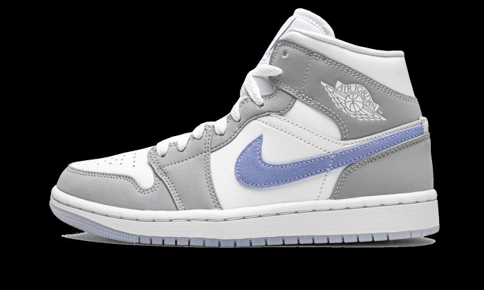 Elegante sneaker Air Jordan 1 Mid Wolf Grey op wit, grijs en blauw geaccentueerde kleurcombinatie. Een iconisch sportief model van het Nike-merk, centraal in beeld.