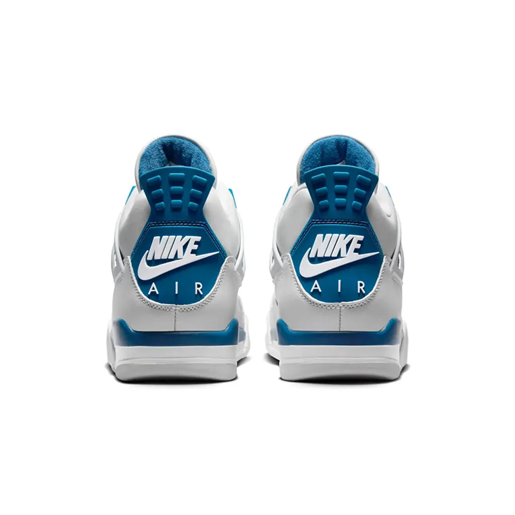 Elegante sneakers Nike Air Jordan 4 Retro Military Blue 2024 in wit, blauw en grijs. Deze herenschoenen hebben een sportief en stijlvol design met de karakteristieke Nike Air zolen voor extra demping en comfort.