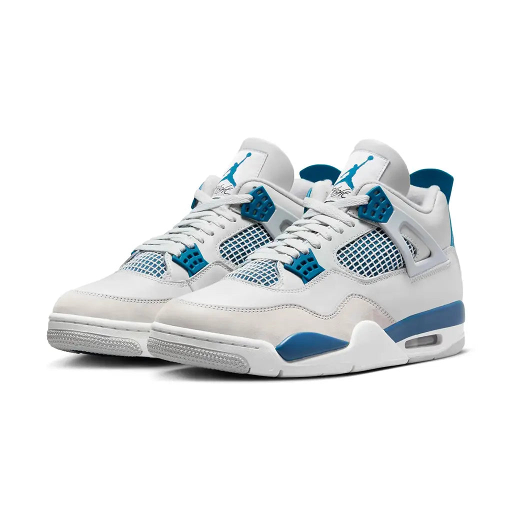 Stijlvolle Jordan 4 Retro Military Blue 2024 sneakers op witte achtergrond. Deze klassieke basketbalschoen van het Nike merk heeft een witte, blauwe en grijze kleurstelling met opvallende detailafwerking. De sneaker biedt ondersteuning en stijl voor fashionista's.